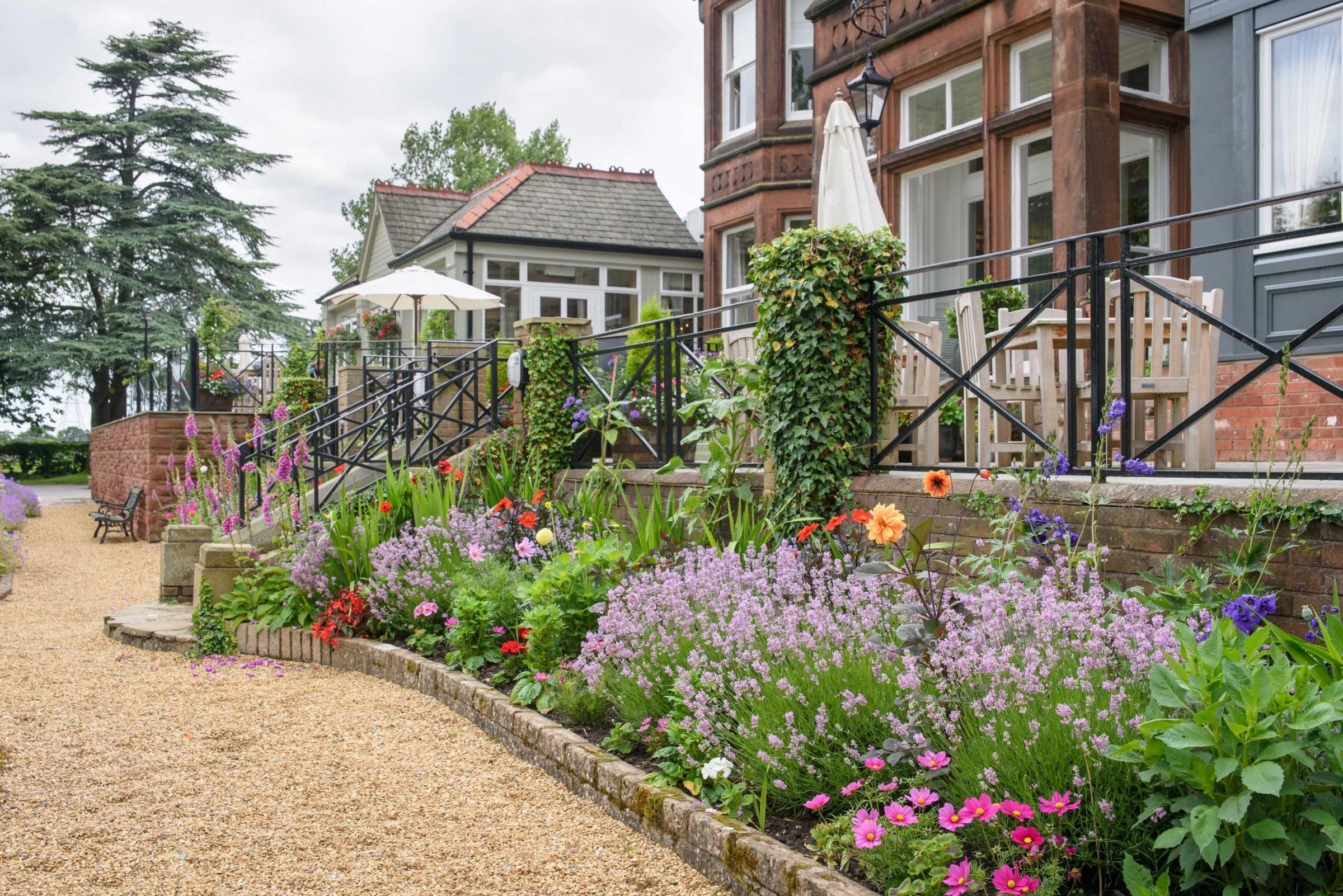 The garden team has cultivated a wild flower bed (Thomas Demol Photographie)